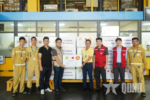 Tiếp nhận hàng viện trợ khẩn cấp của ASEAN hỗ trợ người dân vùng lũ